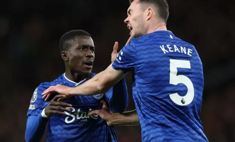 تبادلا اللكمات.. صلح إدريسا جاي وكين في تدريبات إيفرتون