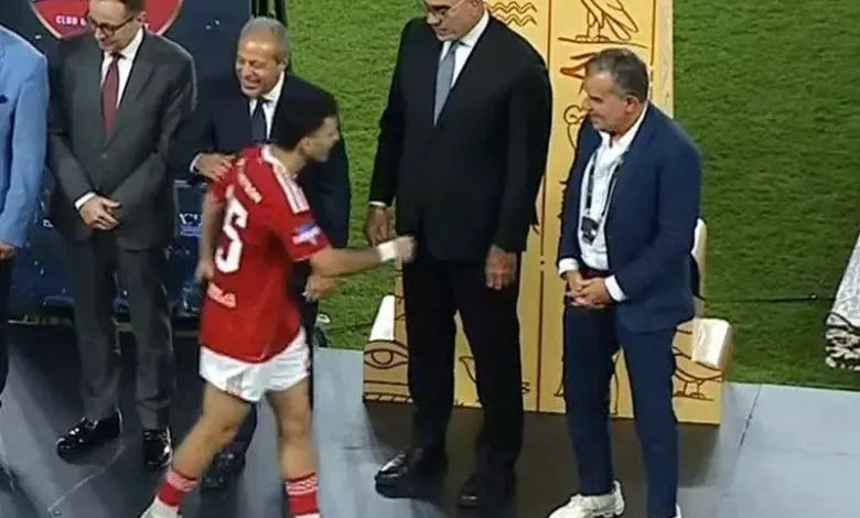 زيزو يتجاهل مصافحة هشام نصر (فيديو وصور)