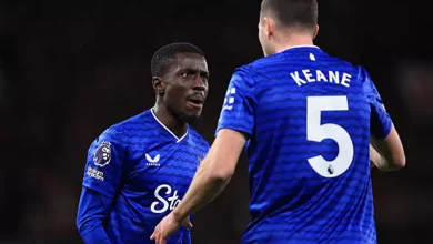 لاعب إيفرتون يعلق على واقعة صفع زميله في مباراة يونايتد