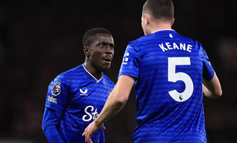 لاعب إيفرتون يعلق على واقعة صفع زميله في مباراة يونايتد