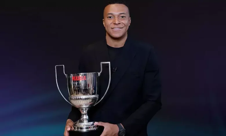 مبابي يتسلم جائزة البيتشيشي كأفضل هداف للدوري الإسباني