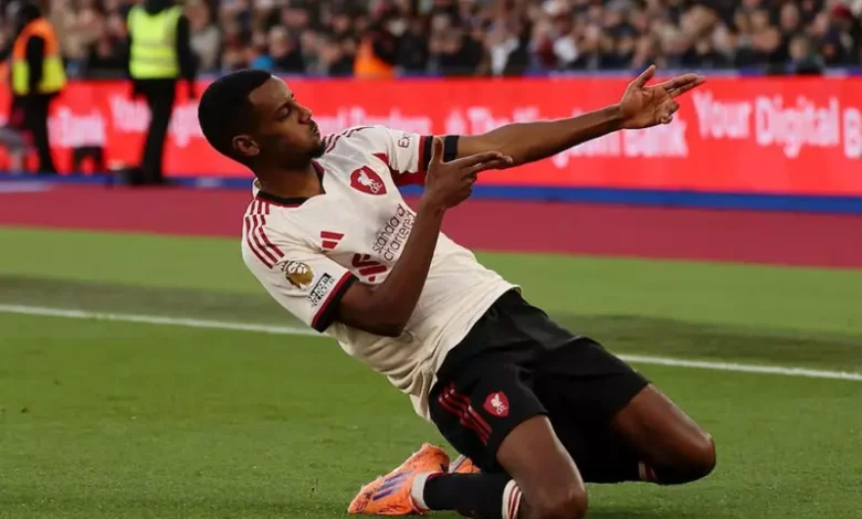 أول تعليق من إيزاك بعد إحراز هدفه الأول مع ليفربول