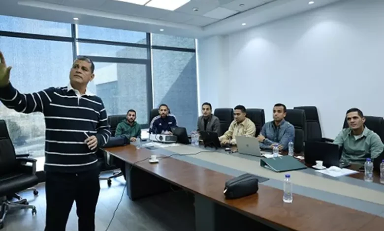 لمراجعة بعض الحالات.. أوسكار رويز يجتمع مع الحكام